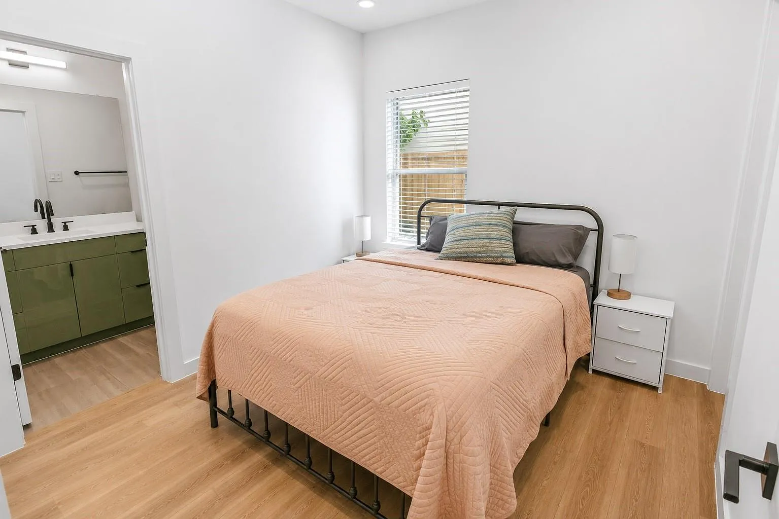 3 bed, 3.5 bath, 1666 sqft, $2,600 — Photo 4