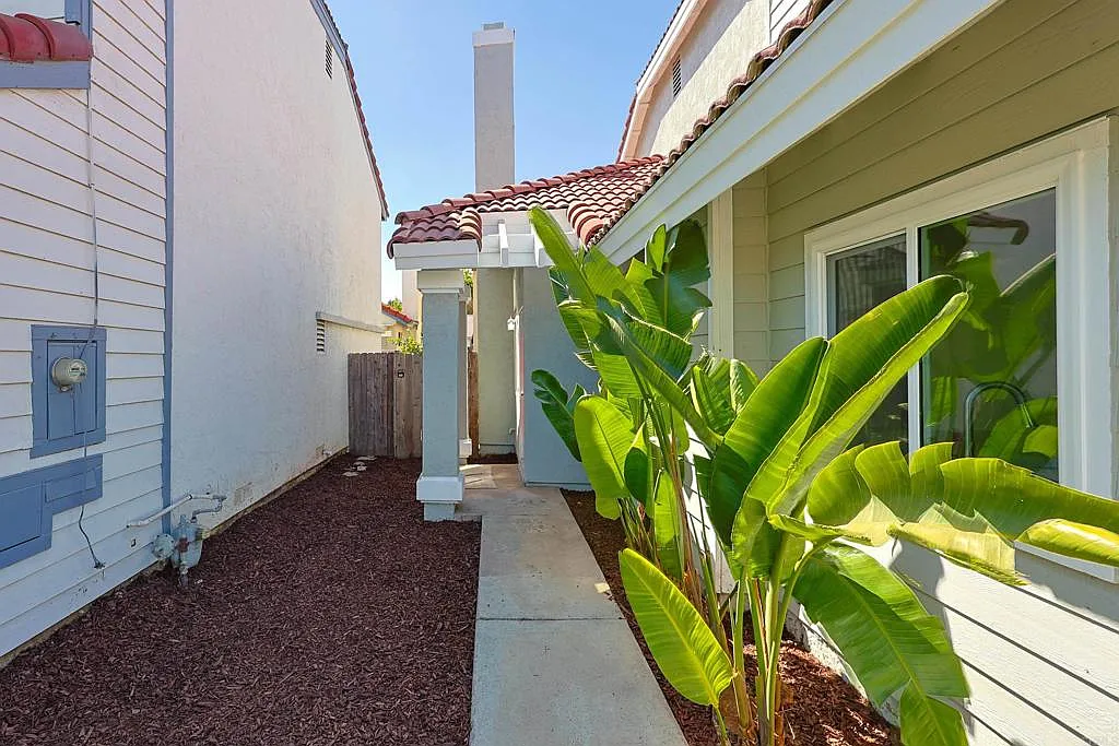 3 bed, 1374 sqft, $3,895 — Photo 3