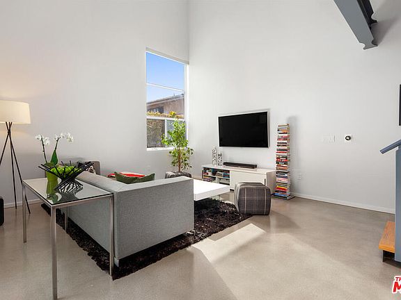 3rd image of 1220 N Orange Grove Ave APT 8