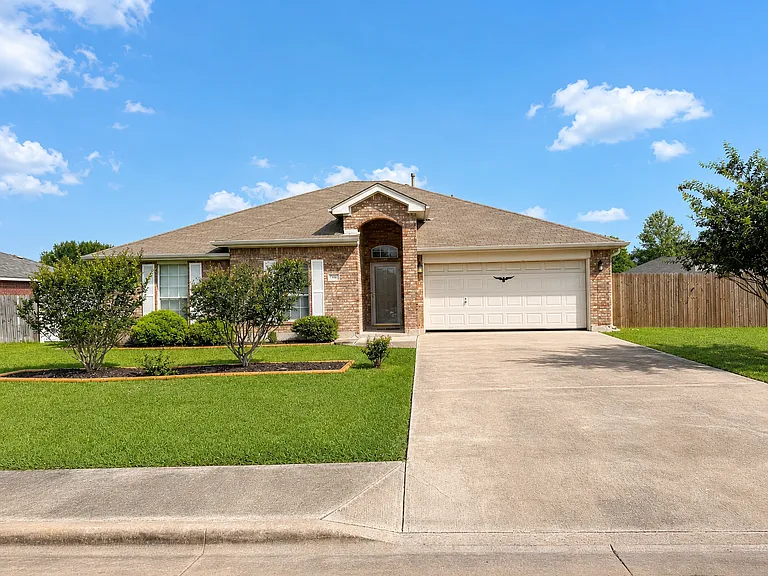 1327 Walter Ellison Dr — Photo 2