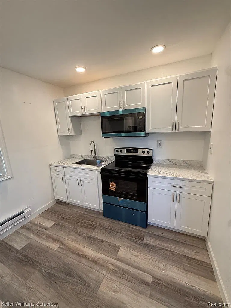 3 bed, 1.0 bath, 1040 sqft, $1,200 — Photo 3