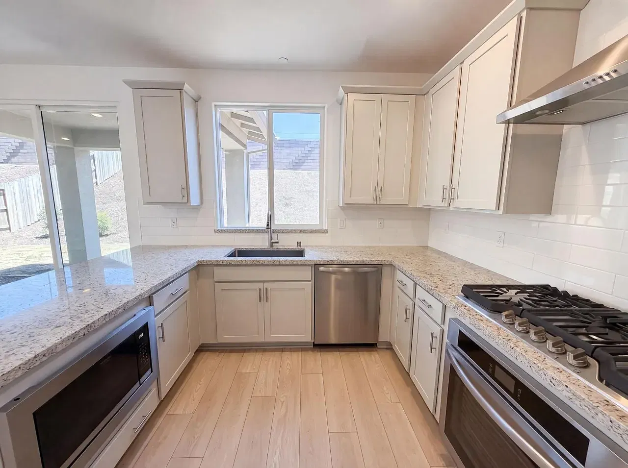 4 bed, 2024 sqft, $3,200 — Photo 4