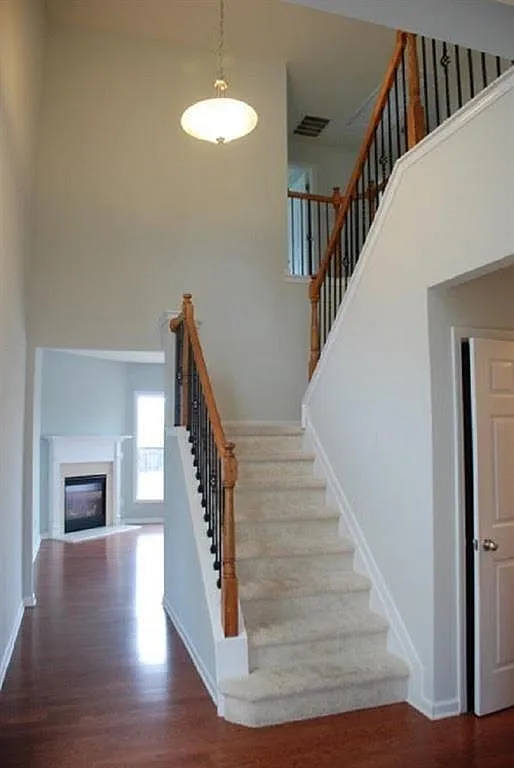 3 bed, 2.5 bath, 1954 sqft, $2,400 — Photo 2