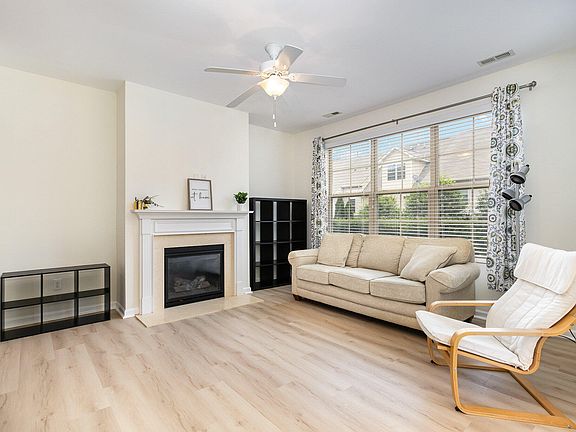 5th image of 100 Salmon River Dr