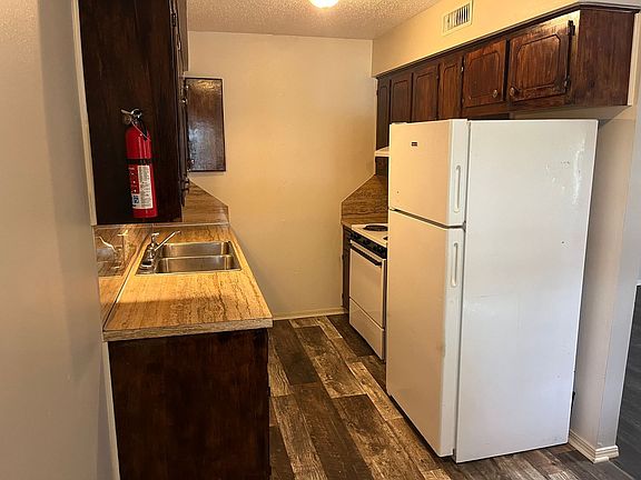 3rd image of 6015 Jenny Lind Pl #7