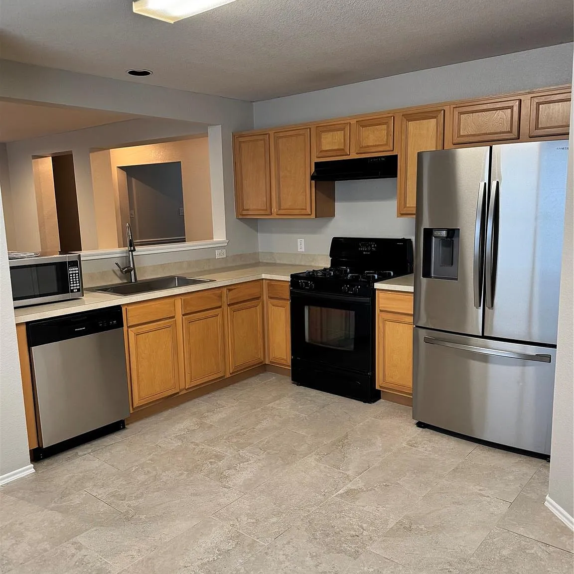 3 bed, 2.0 bath, 1432 sqft, $1,900 — Photo 3