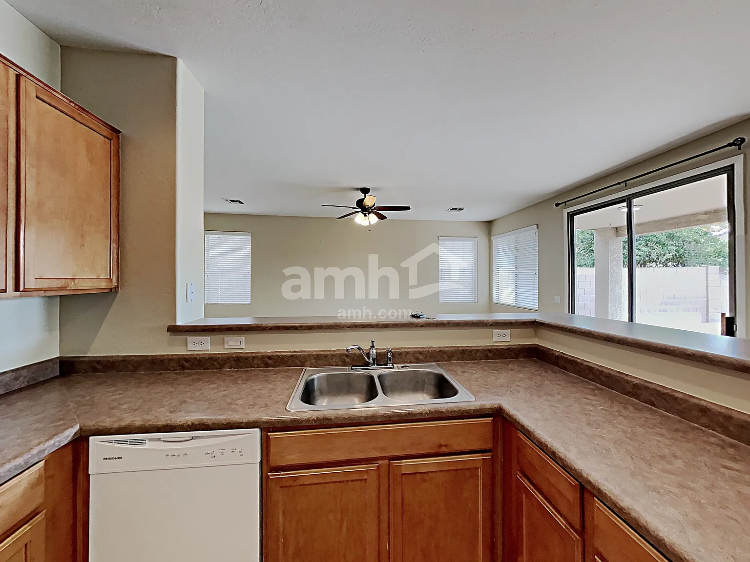 3 bed, 2.0 bath, 1624 sqft, $2,040 — Photo 4