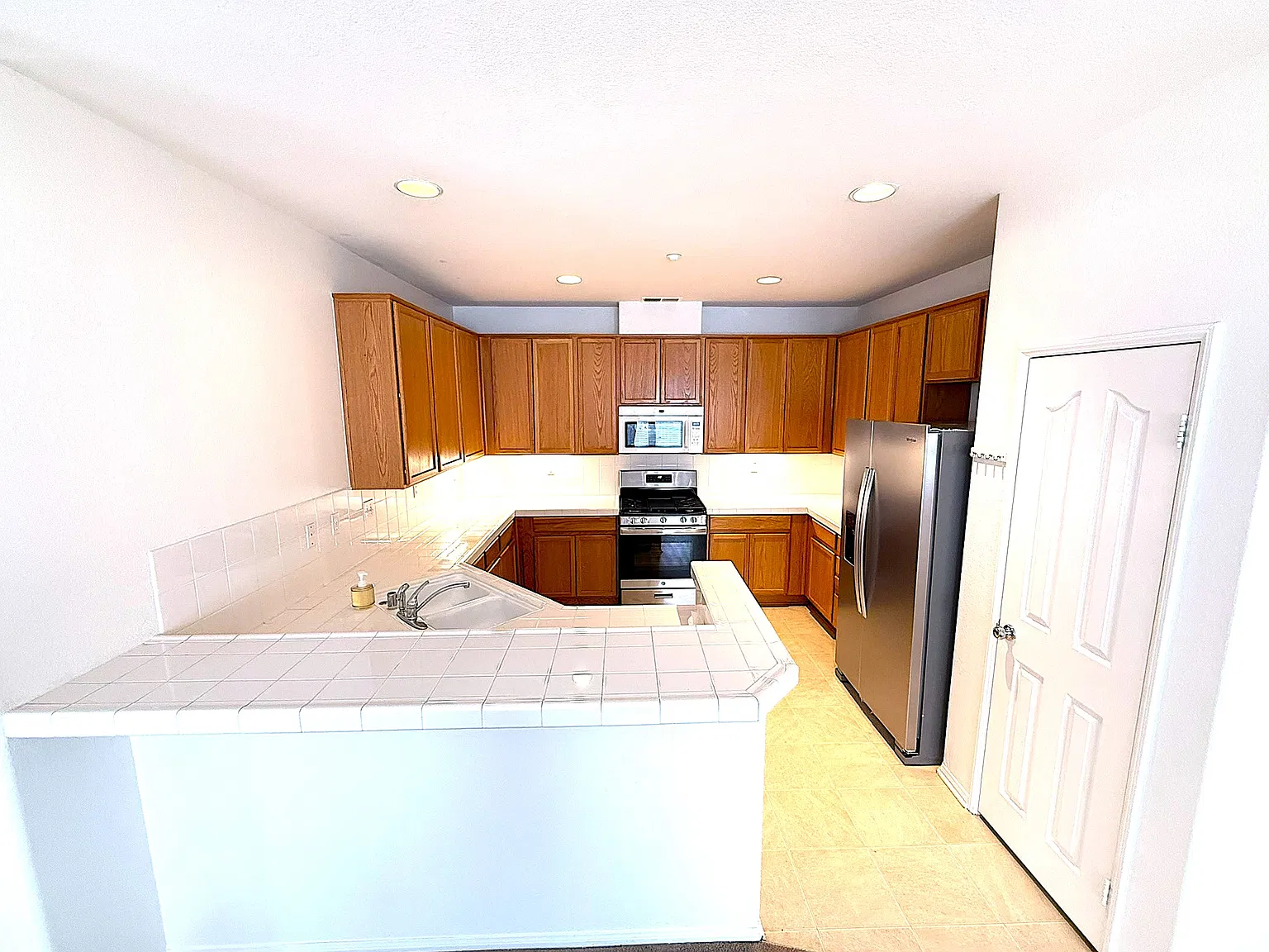 3 bed, 2.5 bath, 1964 sqft, $3,300 — Photo 3