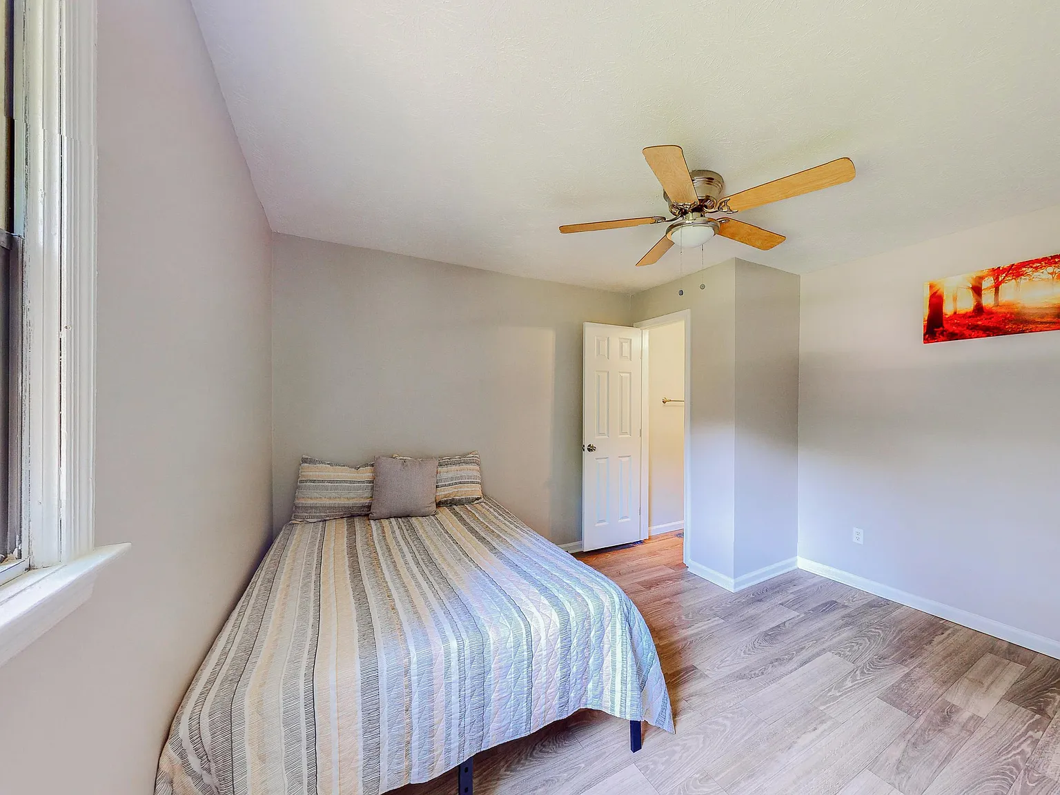 4 bed, 4.0 bath, 2000 sqft, $910 — Photo 2