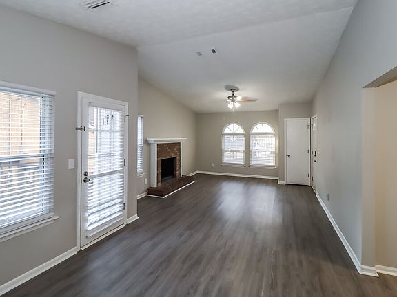 4th image of 643 Tarragon Way SW