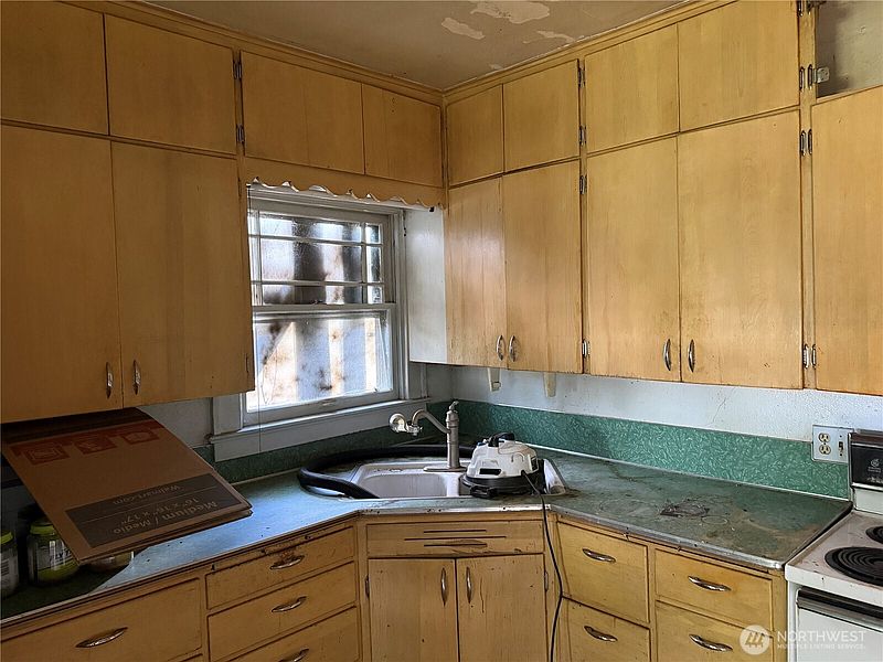 2nd image of 212 ASH Street S