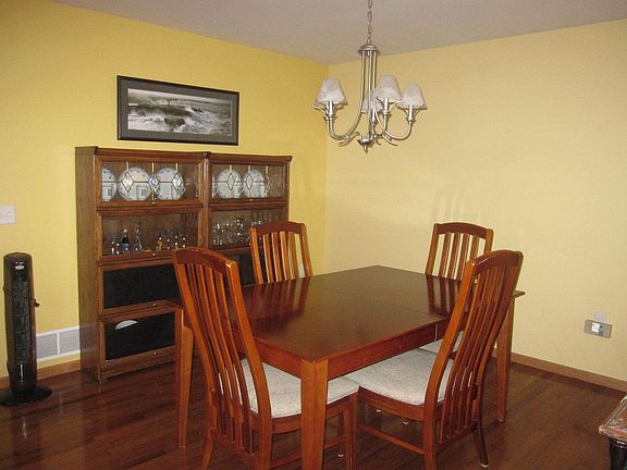 4th image of 403 Dakota Ct N