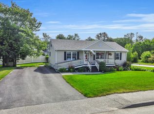 11 Crabtree Dr, Topsham, ME 04086