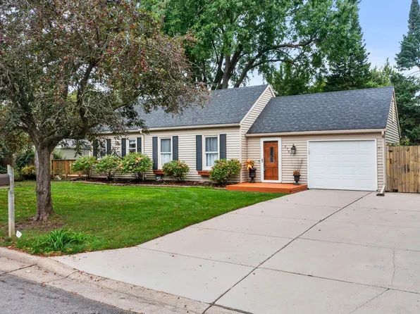 2757 Lakeview Ave, Roseville, MN 55113