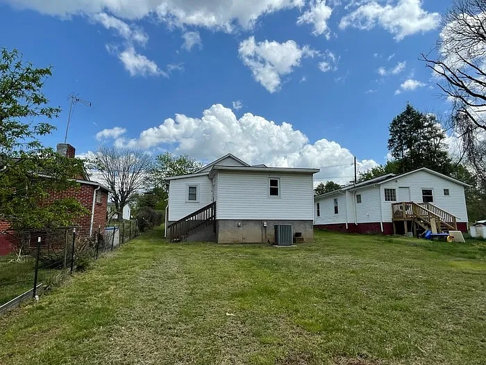 3 bed, 1.0 bath, 1091 sqft, $1,100 — Photo 4