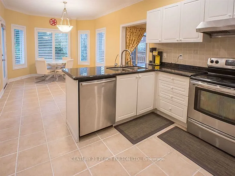 14 Montesano Cres — Photo 5