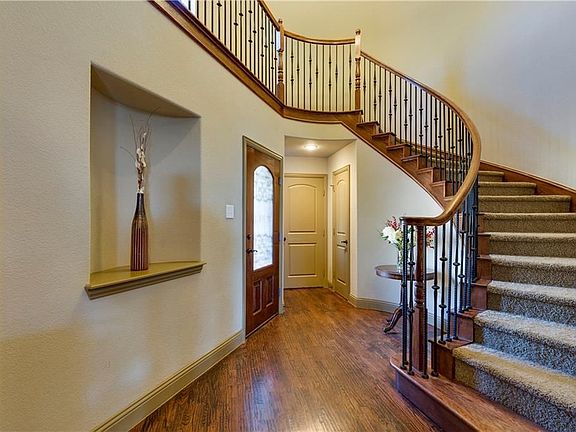 5th image of 8420 La Fontaine Dr