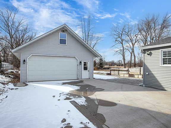 3rd image of 623 Hunters Point Rd