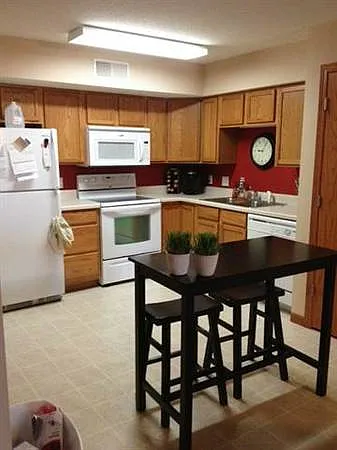 2 bed, 870 sqft, $1,200 — Photo 3