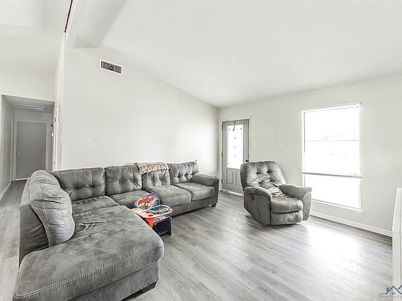 3rd image of 213 Louisiana Dr