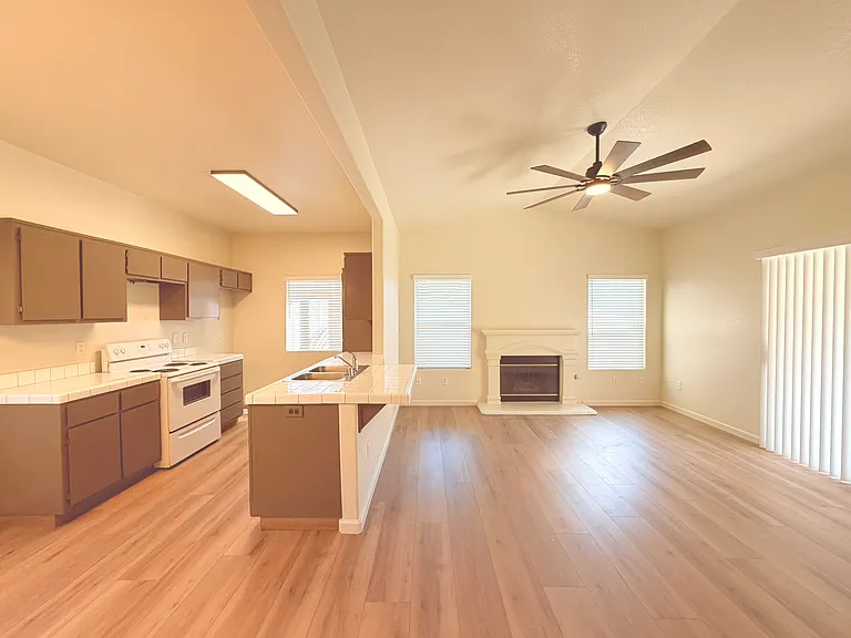 1249 W Spruce Ave — Photo 5