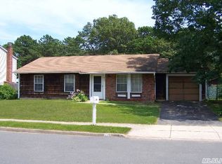 739 Greenbelt Pkwy W, Holbrook, NY 11741