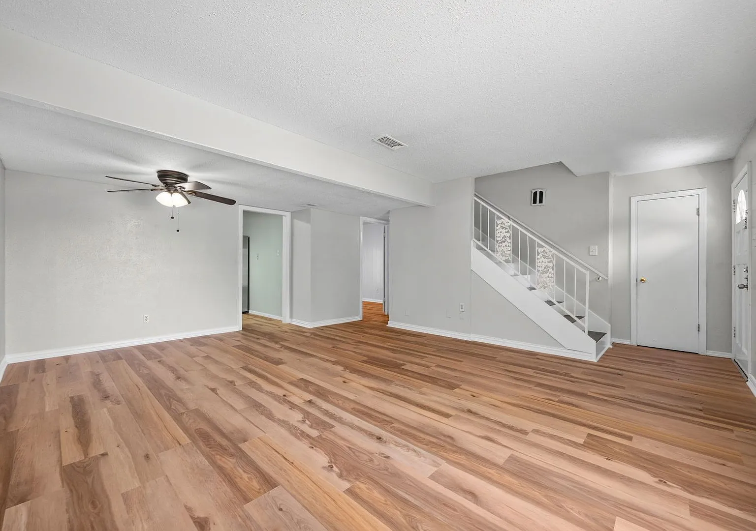 Spacious 4-Bedroom Townhome with 2-Car Garage in Arlington $2,295/Month — Photo 4