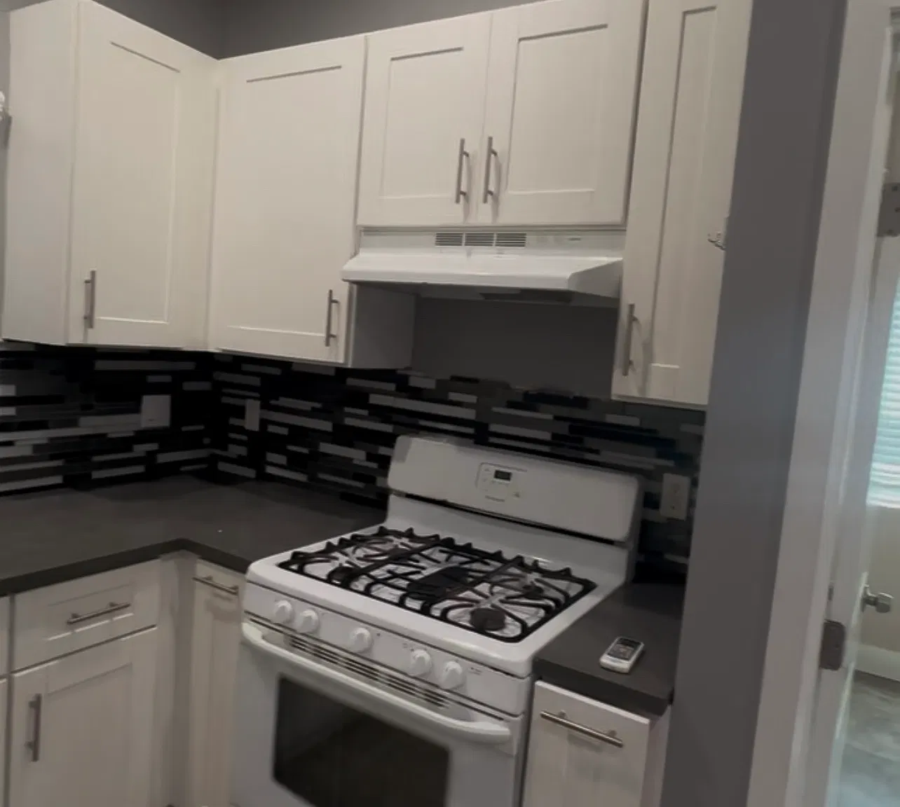 1 bed, 400 sqft, $1,800 — Photo 2