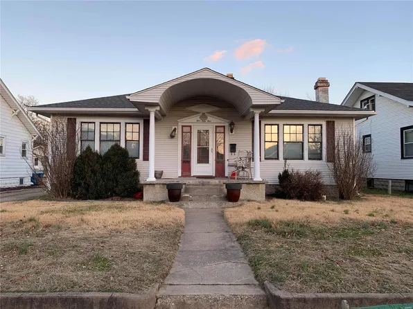 555 N 1st St, Wood River, IL 62095