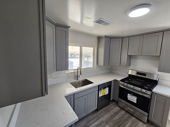 3rd image of 1529 Newport Ave #1