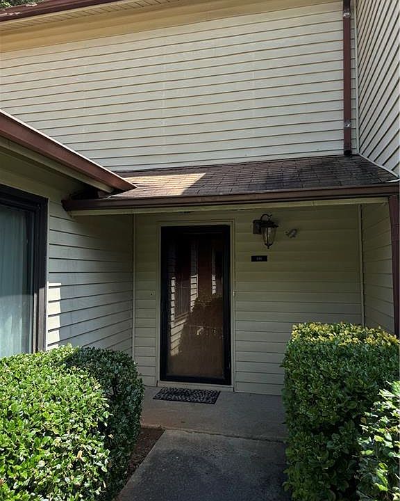 1st image of 996 Country Ct