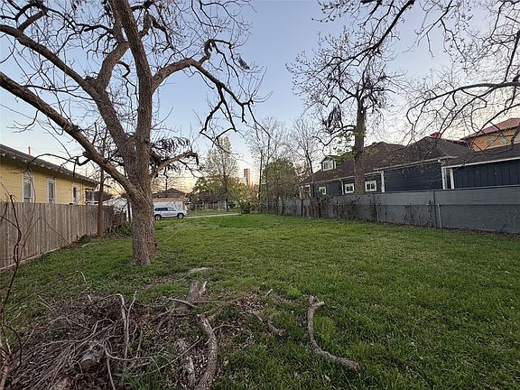 4th image of 303 Bishop St