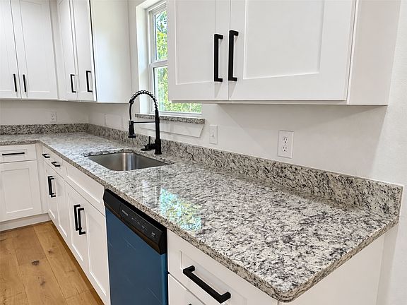 3rd image of 421 Ross St E