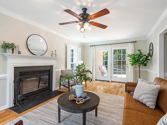 3rd image of 215 Lakeshore Dr