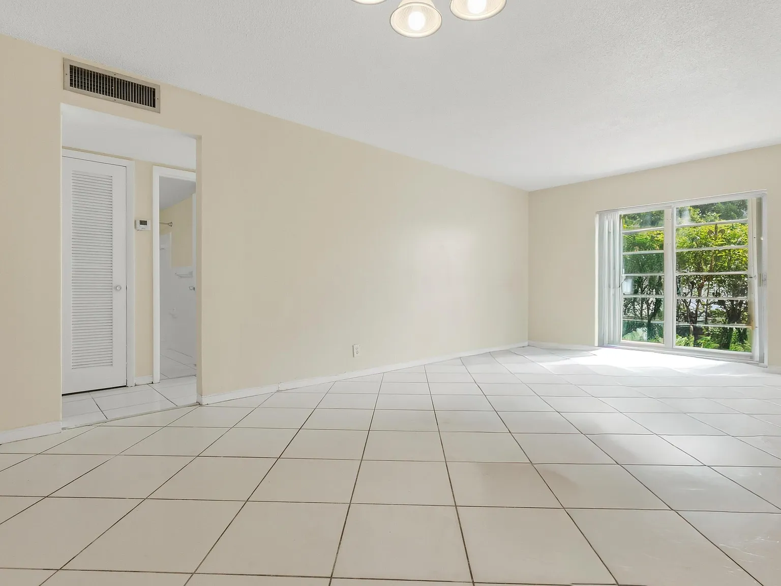 2 bed, 1.0 bath, 806 sqft, $1,600 — Photo 2