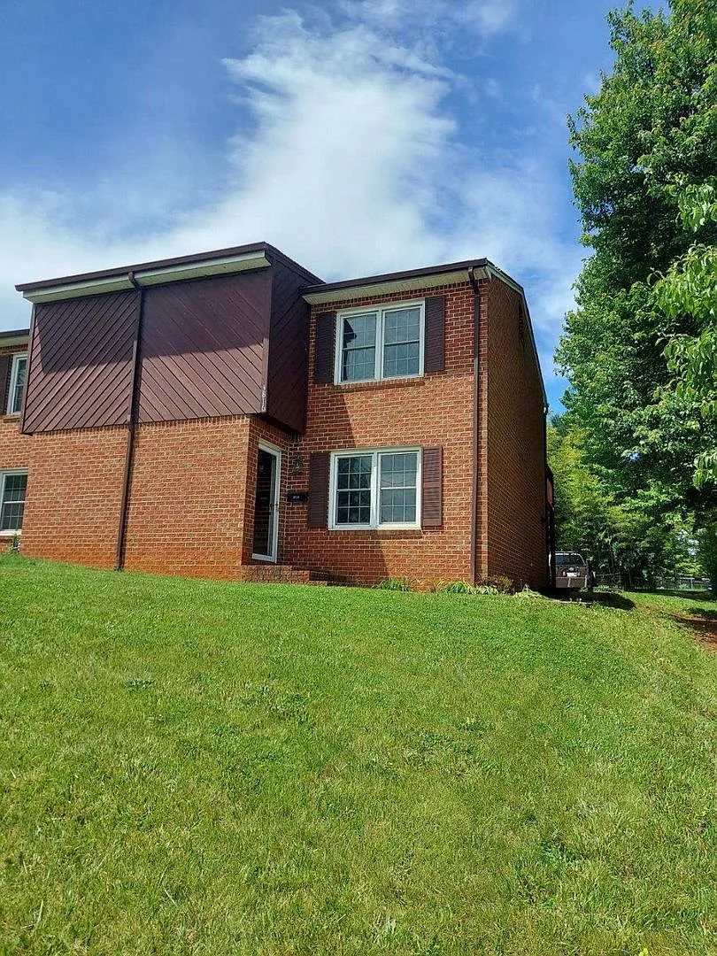 Beautiful Roanoke 2 bed 2 bath Duplex — Photo 1