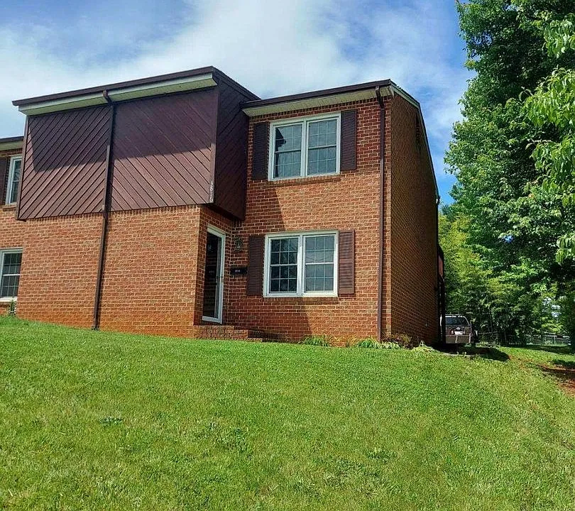 3816 Plantation Rd NE