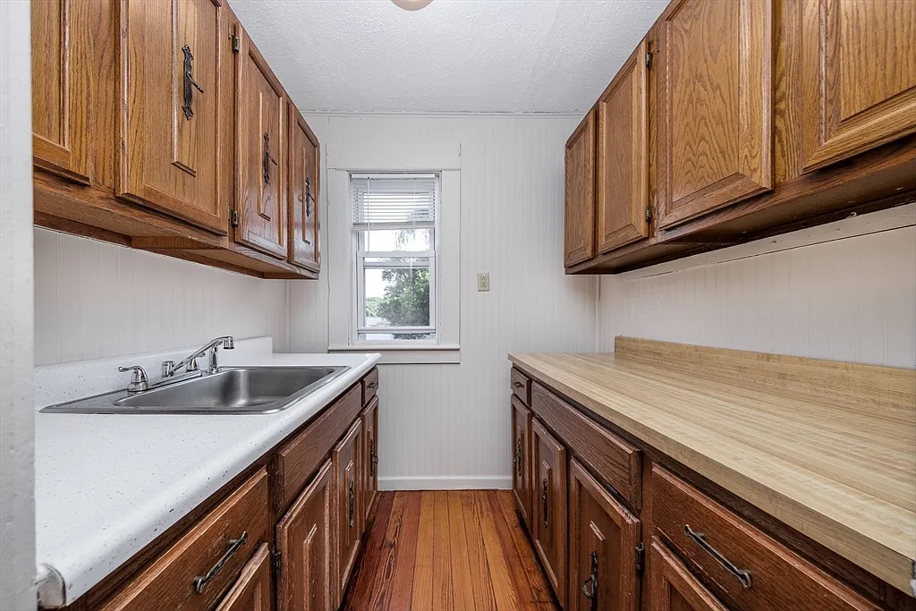 3 bed, 1.0 bath, 950 sqft, $2,200 — Photo 3