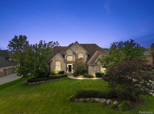 555 Parkland Hills Dr, Rochester, MI 48306