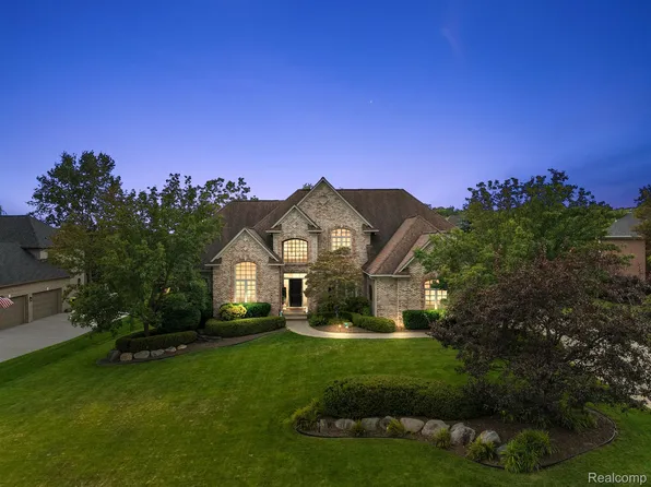 555 Parkland Hills Dr, Rochester, MI 48306