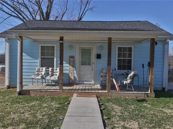 917 N South St, Mount Airy, NC 27030