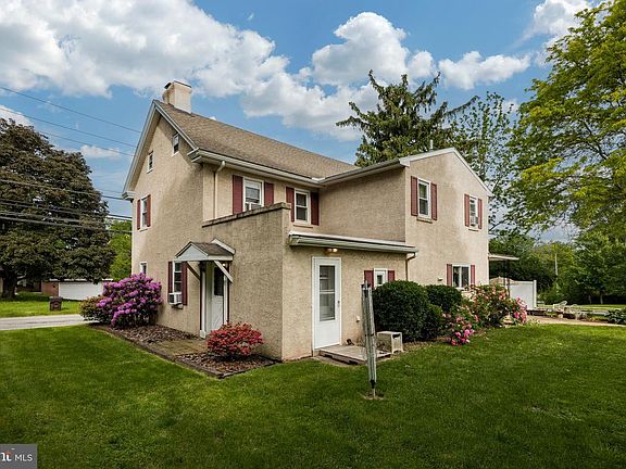 3rd image of 7 Pine Tree Dr