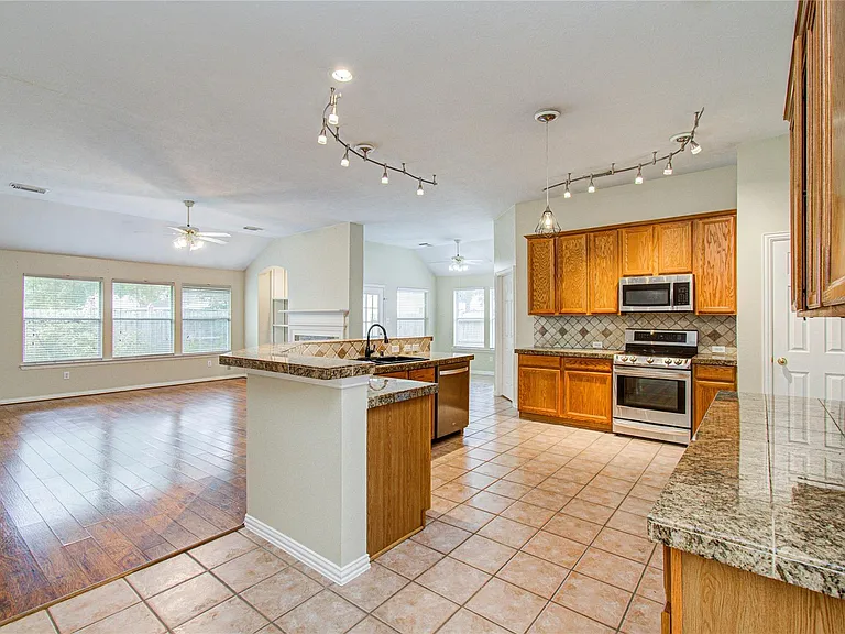 18223 Heathridge Ln — Photo 18