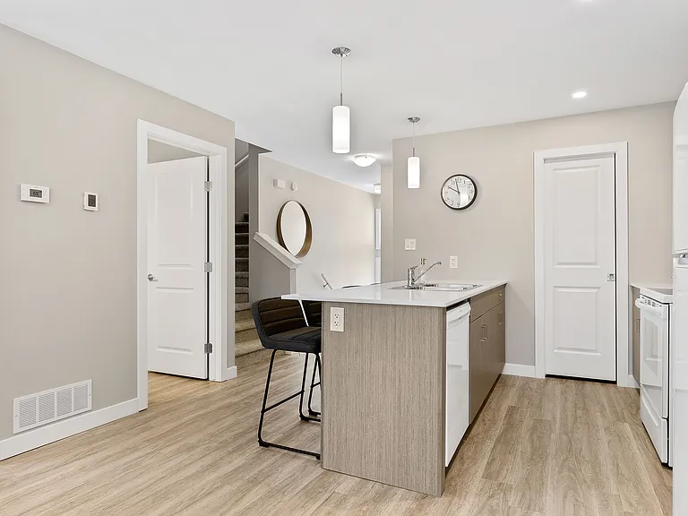 1650 Devonshire Dr W — Photo 34