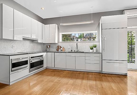 3rd image of 188 Nelson St Floor 2