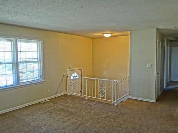 4th image of 11045 Booth Ave