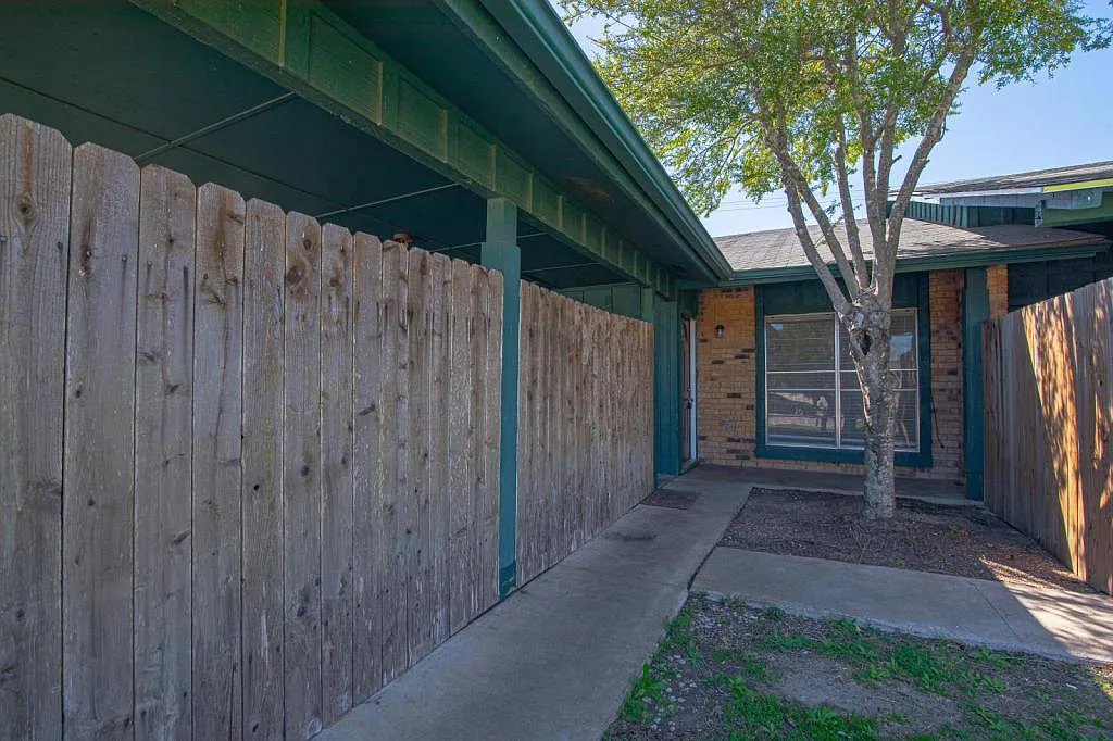 418 Skyline Ave — Photo 2