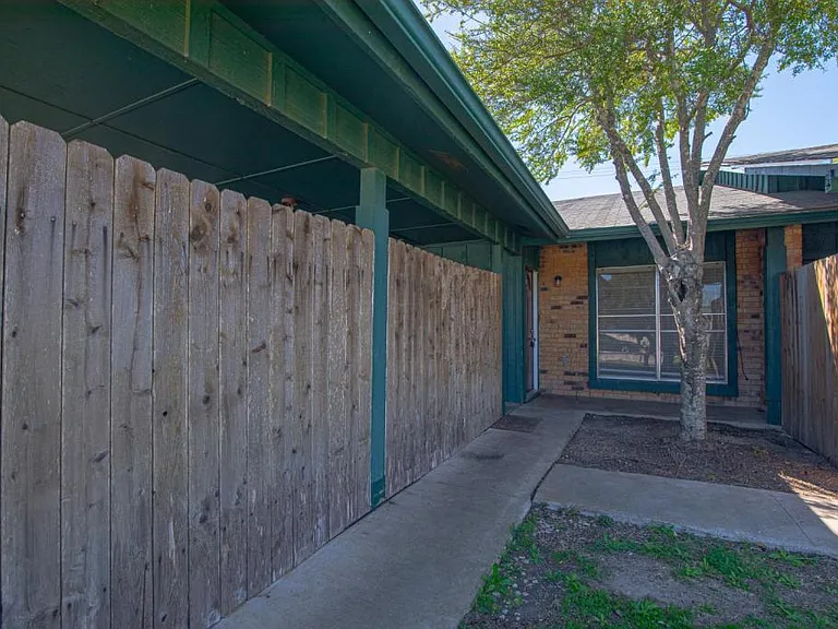 418 Skyline Ave — Photo 2