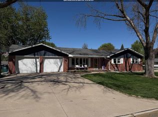 202 Kansas Ave SW, Orange City, IA 51041