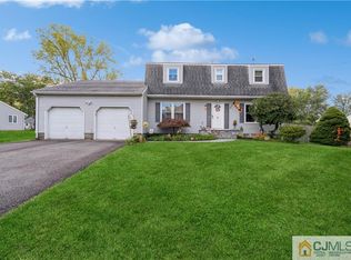 43 Sand Hills Rd S, Kendall Park, NJ 08824